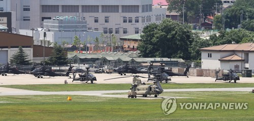 한미연합훈련 중단 논란 속 캠프 험프리스 (평택=연합뉴스) 홍기원 기자 = 한미연합훈련 중단 논란이 계속되고 있는 15일 오후 미 육군의 해외 기지 중 최대 규모로 알려진 경기도 평택시 캠프 험프리스에 아파치를 비롯한 헬기들이 계류되어 있다. 2018.6.15 xanadu@yna.co.kr