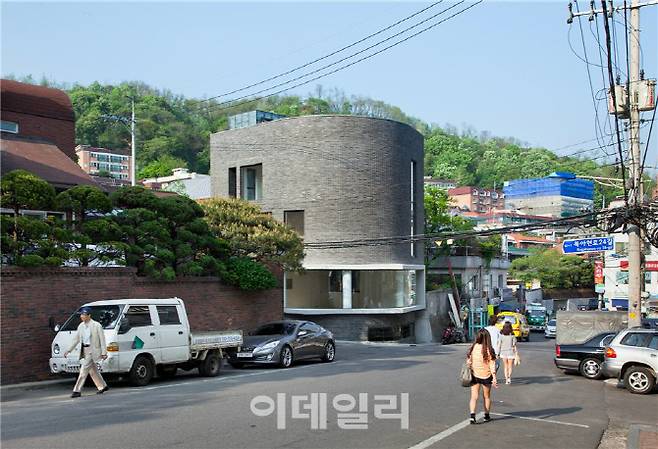 ‘2018 젊은 건축가상’을 수상한 건축가 김이홍의 작품 ‘코너스톤’(사진=문체부).