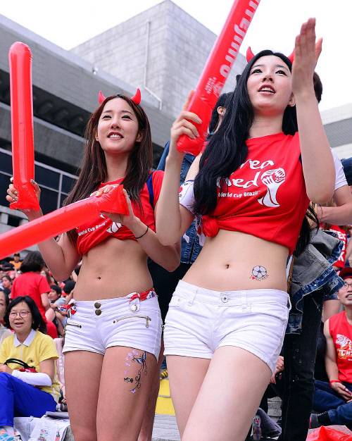 2014년 브라질 월드컵, 대한민국과 러시아의 경기에서 유승옥(오른쪽)이 동료인 가수 혜나와 함께 광화문 광장에서 열띤 응원을 펼치고 있다. 이주상기자 rainbow@sportsseoul.com