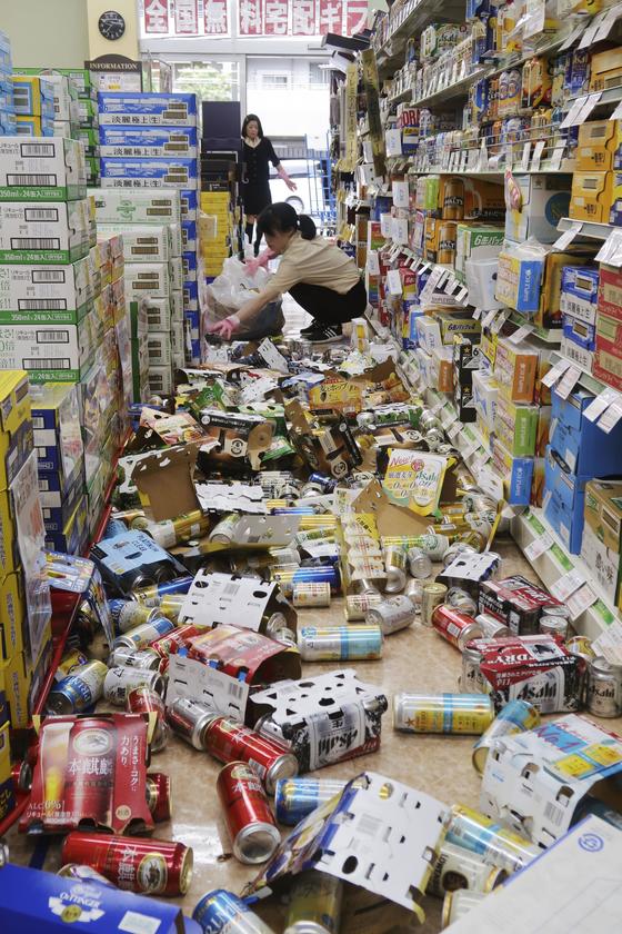 오사카 지역 강진으로 히라카타 한 편의점에 진열대에서 떨어진 상품이 흩어져 있다. [교도=연합뉴스]