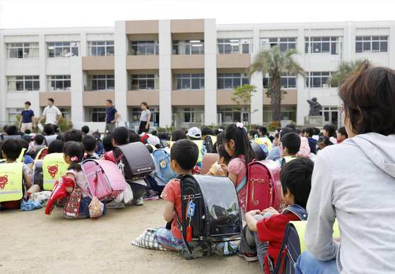 오사카 지역 강진으로 이케다 지역 초등학교 학생들이 운동장으로 대피해 있다. [교도=연합뉴스]