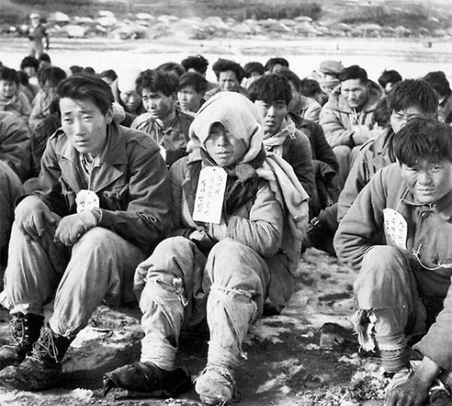 1951년 12월 전남 담양에서 붙잡힌 빨치산과 부역자들.(자료사진)