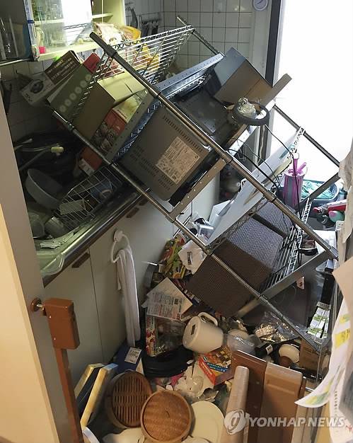 日 오사카서 규모 5.9 지진 발생…"쓰나미 우려 없어" (오사카 AP/교도 신=연합뉴스) 18일 오전 7시 58분 일본 오사카부(大阪府)에서 규모 5.9로 추정되는 지진이 발생했다고 일본 기상청이 밝혔다.       이 지진으로 인한 쓰나미(지진해일)의 우려는 없다고 기상청은 전했다. 사진은 이날 지진으로 파손된 오사카 한 가옥의 주방 스탠드와 용구들이 넘어진 모습.      bulls@yna.co.kr