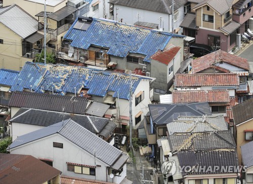 오사카 지진에 기와 무너진 주택 (오사카 교도=연합뉴스) 18일 일본 오사카부(大阪府)에서 규모 5.9의 지진이 발생, 주택의 기와가 무너져 있다.        photo@yna.co.kr