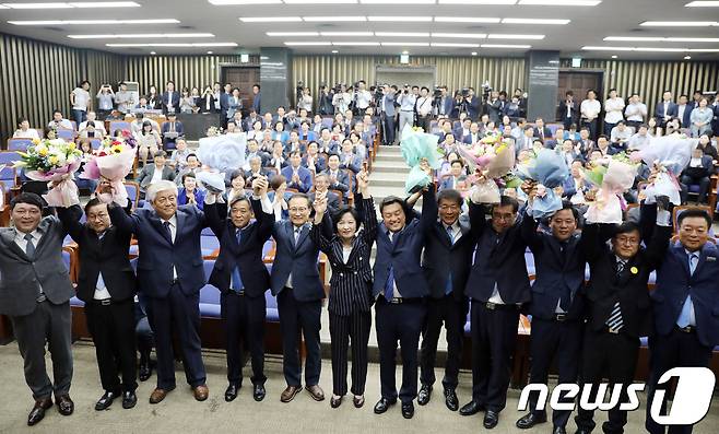 추미애 더불어민주당 대표와 6·13 지방선거 재보궐 당선자들이 지난 14일 오후 서울 여의도 국회 본청에서 열린 의원총회에 앞서 국민의 압도적인 지지에 감사 인사를 하고 있다. 2018.6.14/뉴스1 © News1 이동원 기자