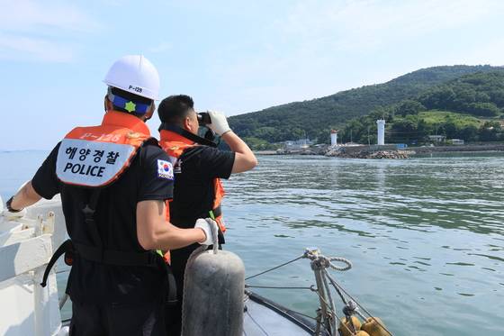 마약 양귀비와 대마초 단속을 위해 경기도 안산시 풍도에 입항하고 있는 평택해경 수사과 직원들. [사진 평택해양경찰서]