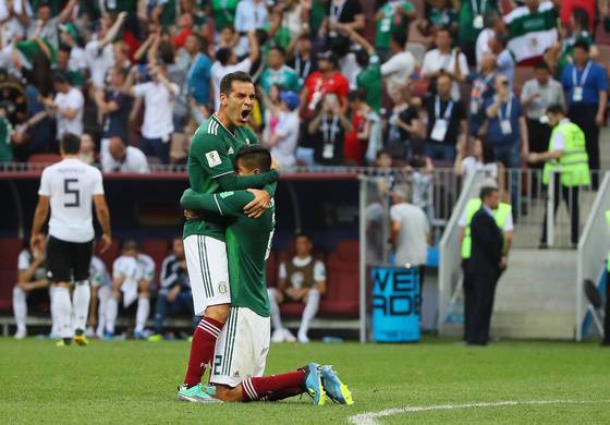 지난 17일 월드컵 F조 예선 1차전에서 독일을 1-0으로 꺾은 뒤 동료인 우고 아얄라와 기쁨을 나누고 있는 라파엘 마르케스. [연합뉴스]