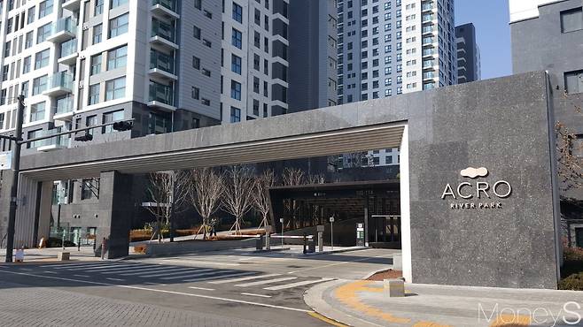 아파트 지하주차장 높이 규정이 기존의 ‘2.3m이상’에서 ‘2.7m이상’으로 상향된다. 사진은 서울 서초구 반포 아크로리버파크 주차장 입구. /사진=김창성 기자