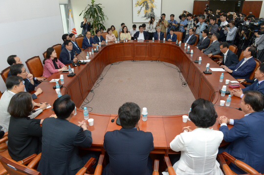 초선들 ‘一聲’ : 자유한국당 초선 의원들이 19일 오전 국회에서 모임을 하고 당 혁신 방안을 논의하고 있다.   김호웅 기자 diverkim@