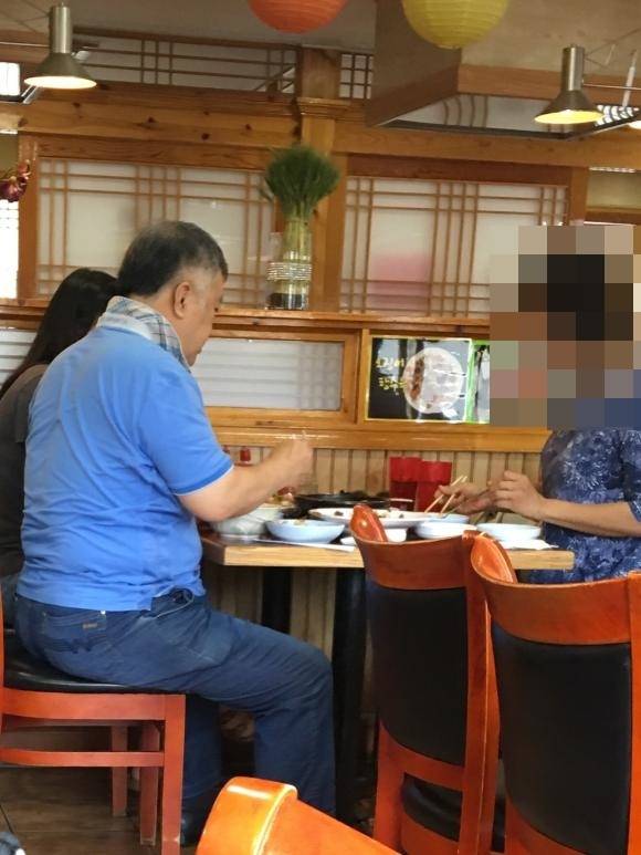 미주지역 온라인 커뮤니티 ‘미시유에스에이’에 지난 19일 올라온 이인규 전 대검찰청 중앙수사부장의 모습.