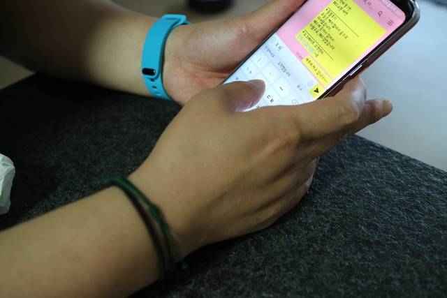 최문희 펫시터가 반려인에게 돌봄 후기를 보내고 있다.