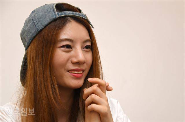 이라온씨가 지난 7일 서울 강남구 삼성로 샌드박스네트워크 스튜디오에서 인터뷰하고 있다. 류효진기자