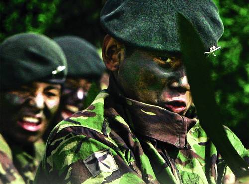 구르카 용병들이 전통무기인 쿠크리 단검을 들고 훈련 중인 모습. 구르카 용병은 영국은 물론 인도 브루나이 싱가포르 등 각지에서 군과 경찰 소속으로 활동하고 있다. 영국군 구르카 용병들은 이라크와 아프가니스탄 등 중동전쟁에도 파병돼 활약했다. 스쿠프후프 홈페이지