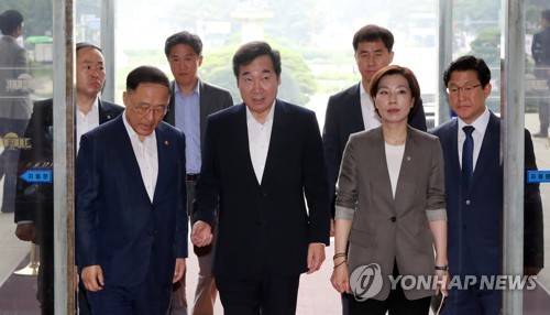 이낙연 총리, 고위 당·정·청 회의 참석 (서울=연합뉴스) 최재구 기자 = 이낙연 국무총리가 20일 오전 국회에서 열리는 고위당·정·청 회의에 참석하기 위해 홍남기 국무조정실장, 배재정 비서실장과 국회의사당으로 들어서고 있다. 2018.6.20      jjaeck9@yna.co.kr
