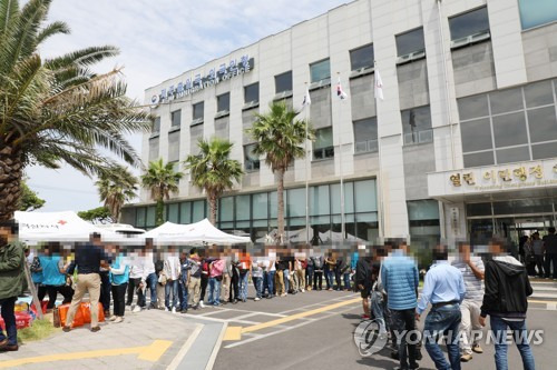 제주서 구호 물품 받는 예멘인 (제주=연합뉴스) 제주에 입국한 예멘인들이 제주출입국·외국인청에서 지난 18일 긴급 구호 물품을 받고 있다. [독자제공=연합뉴스]   koss@yna.co.kr