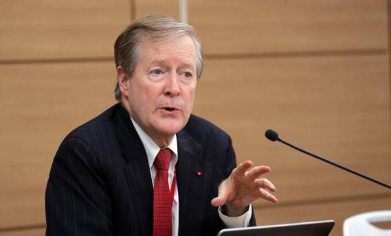 랜달 존스 경제협력개발기구(OECD) 한국경제 담당관이 20일 세종정부청사에서 ‘OECD경제보고서 한국편’ 발표에 앞서 브리핑하고 있다. (사진=연합뉴스)