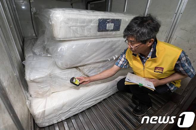 한국원자력안전기술원 관계자가 17일 서울 도봉우체국에서 인근 아파트 단지에서 수거한 '라돈침대' 매트리스의 잔여 방사성 물질 측정검사를 하고 있다. 2018.6.17/뉴스1 © News1 유승관 기자