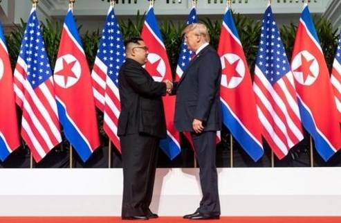 도널드 트럼프 미국 대통령과 김정은 북한 국무위원장이 2018년 6월 12일 싱가포르 카펠라 호텔에서 정상회담을 위해 만나 악수하고 있다. /댄 스커비노 백악관 소셜미디어 국장 트위터