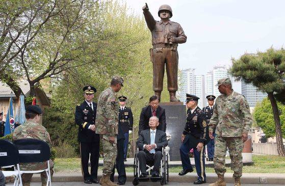 지난해 4월 25일 미 8군 사령부가 서울 용산 미군기지에서 워커 장군 동상 이전식을 치르고 있다. 사령부 이전에 앞서 부대의 상징인 워커 장군 동산을 옮기는 것이다. 토머스 밴덜 전 미 8군사령관, 빈센트 브룩스 한ㆍ미연합사령관, 백선엽 예비역 대장 등이 워커 장군 동상 앞에서 기념촬영을 하고 있다. 김상선 기자