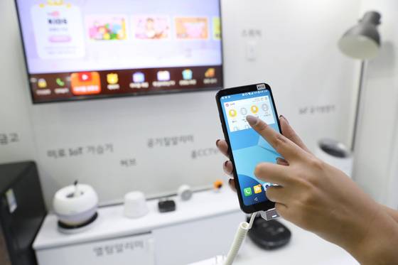 지난해 열린 사물인터넷 국제전시회에서 한 관계자가 홈 IOT 서비스를 시연하고 있다. 전문가들은 인공지능(AI), 사물 인터넷(IOT), 등 4차 산업형명으로 기존의 일자리는 급속하게 사라질 것이라 전망한다. [중앙포토]