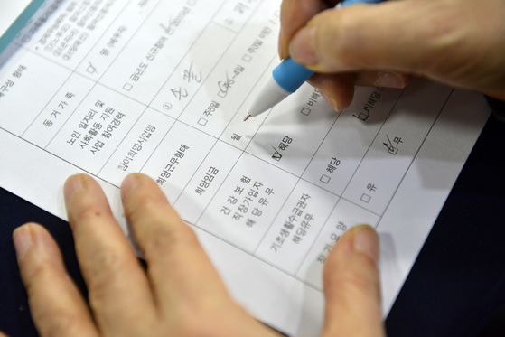 노리유키 교수는 40세 정년제 도입의 장점을 "20년마다 직업인생을 나누고 재설계를 지원하는 것이 오랫동알 일할 수 있는 고용시스템"이라고 설명한다. [중앙포토]