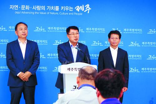 안동우 제주도 정무부지사(가운데)와 김도균 제주출입국·외국인청장(오른쪽), 장한주 제주지방경찰청 외사과장이 19일 제주도청에서 예멘 난민처리 대책과 관련한 기자회견을 하고 있다. 뉴시스