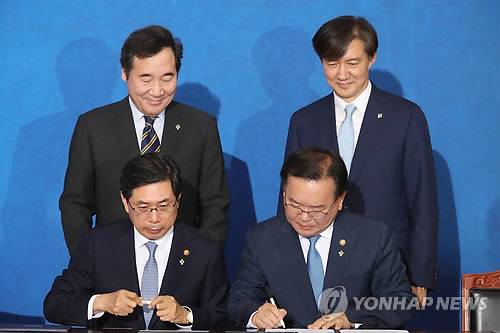 경찰에 1차적 수사권 및 수사종결권 부여 (서울=연합뉴스) 김승두 기자 = 박상기 법무부 장관과 김부겸 행자부 장관이 21일 서울 종로구 정부서울청사 별관에서 경찰의 1차적 수사권 및 1차적 수사종결권 부여 등을 내용으로 하는 검경 수사권 조정 합의문에 서명하고 있다.     kimsdoo@yna.co.kr