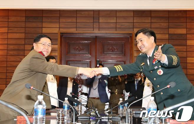 김도균 남쪽 수석대표(오른쪽)와 안익산 북쪽 수석대표가 14일 오후 경기도 파주시 판문점 북쪽 통일각에서 남북 장성급회담을 마친 뒤 악수하고 있다. 2018.6.14/뉴스1 © News1 사진공동취재단
