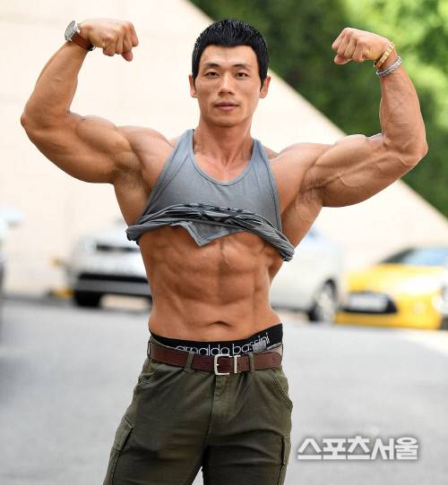박성용이 탄탄한 근육을 보여주고 있다. 걷어 올린 티셔츠와 조화를 이루며 섹시함을 더하고 있다. 이주상기자 rainbow@sportsseoul.com