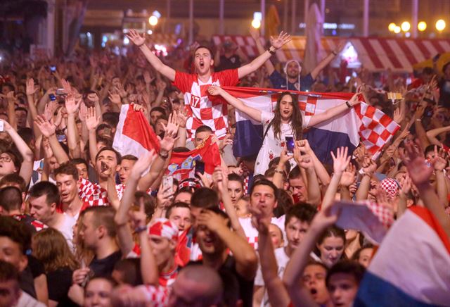 2018 러시아 월드컵-D조 조별리그에서 크로아티아가 아르헨티나를 3-0으로 완전히 무너뜨리고 16강에 선착한 가운데 21일(현지시간) 크로아티아의 수도 자그레브에서 경기를 시청하던 시민들이 승리를 기뻐하며 환호하고 있다. EPA 연합뉴스