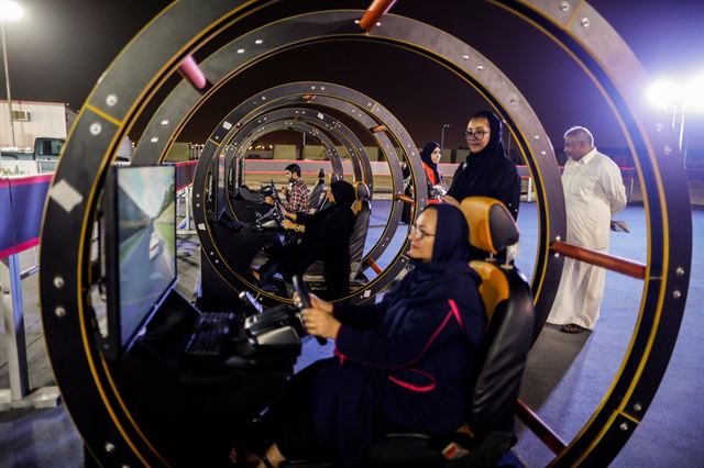사우디아라비아에서 오는 24일 여성의 운전 금지령 전면 해제를 앞두고 있는 가운데  21일(현지시간)  제다에서   여성들이 운전인식 캠페인 행사에 참여해 운전 교습을 받고 있다.  로이터 연합뉴스