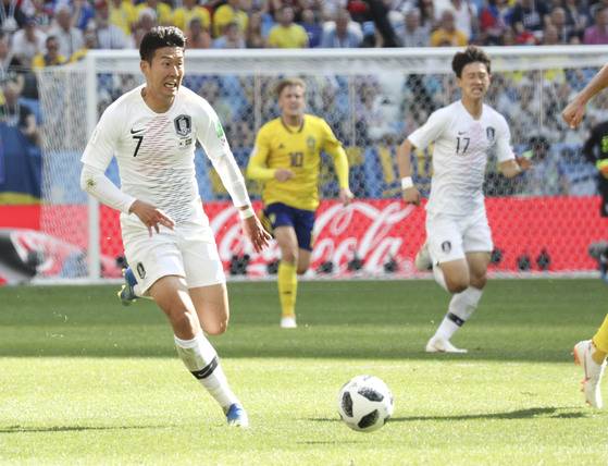 2018 러시아 월드컵 F조 예선 한국과 스웨덴의 경기가 18일 니즈니 노브고로드 스타디움에서 열렸다. 손흥민이 스웨덴 문전으로 드리블하고 있다. 임현동 기자