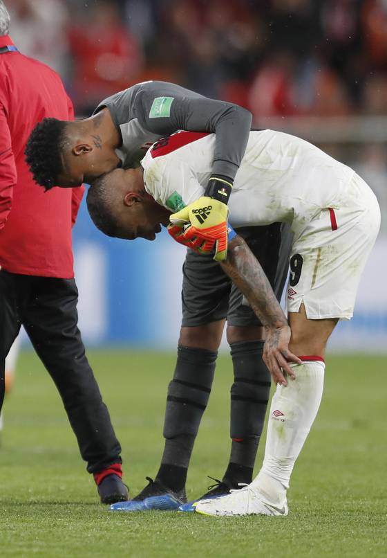 프랑스전에 비록 패했지만 죽기살기로 뛴 페루 대표팀. [AP=연합뉴스]