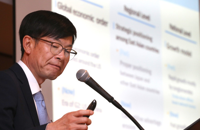 Fair Trade Commission Chairman Kim Sang-jo speaks at a seminar hosted by the European Chamber of Commerce in Korea on Friday. (Yonhap)