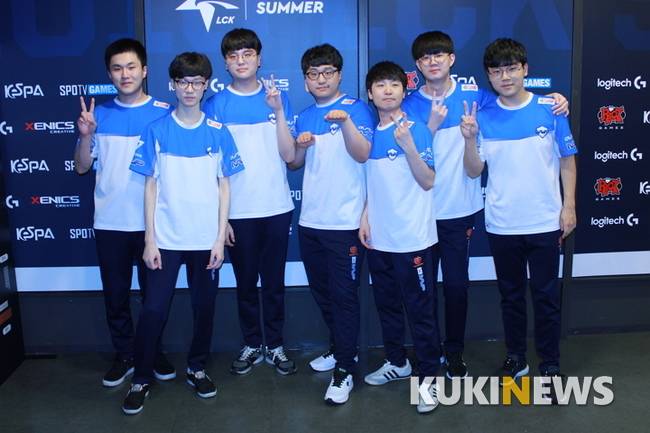 MVP 프로게임단이 22일 2018 리그 오브 레전드 챔피언스 코리아(롤챔스) 서머 정규 시즌 1라운드 진에어 그린윙스전을 2-0 승리로 마쳤다. ‘애드’ 강건모(좌측 2번째)가 경기 후 기자실 인터뷰에 임했다.