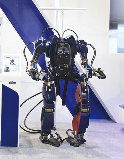 로봇·AI 등 최신 기술을 기반으로 시니어 헬스케어 산업이 급성장하고 있다. 사진은 현대로템에서 현대차와 공동 개발한 웨어러블 로봇. <현대로템 제공>