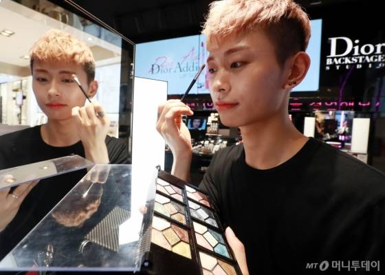 화장하는 남자들이 늘고 있다. 사진은 롯데백화점 본점 디올 매장에서 한 남성이 눈썹 메이크업을 하는 모습. /사진=임성균 기자