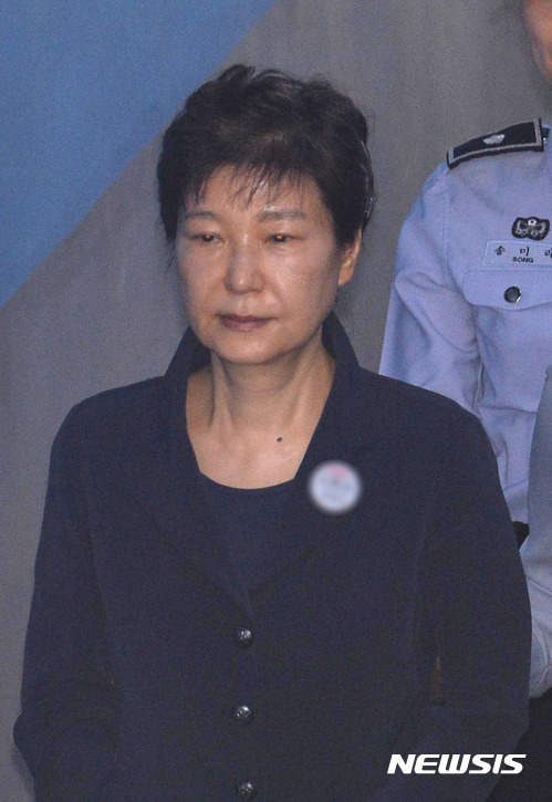 【서울=뉴시스】권현구 기자 = 박근혜 전 대통령이 지난해 5월23일 오전 서울 서초구 서울중앙지법에서 열린 국정농단 첫 공판에 출석하기 위해 호송차에서 내려 이동하고 있다. 2017.05.23. photo@newsis.com