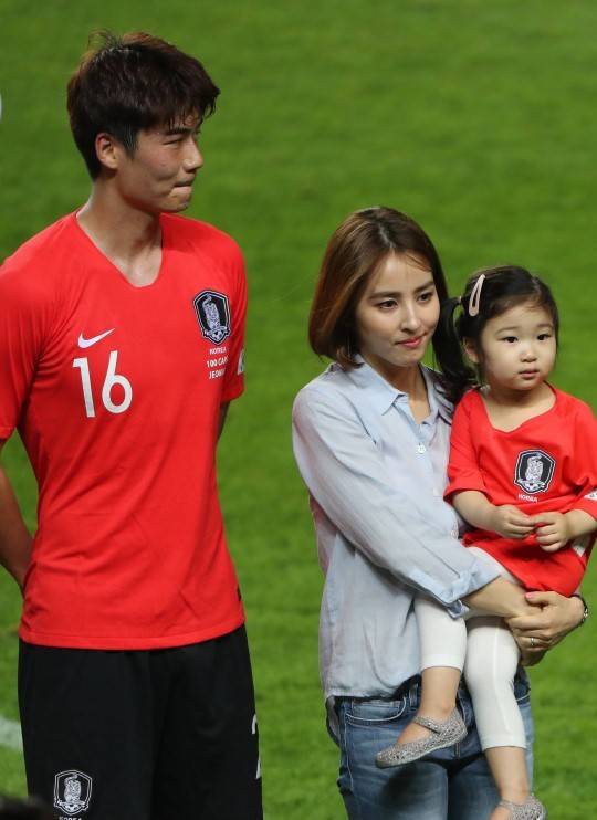 지난 1일 전주월드컵경기장에서 열린 대한민국 대 보스니아 헤르체고비나 평가전 하프타임에 기성용 선수의 센추리 클럽 가입 행사가 가족들의 축하 속에 열리고 있다. [연합뉴스]