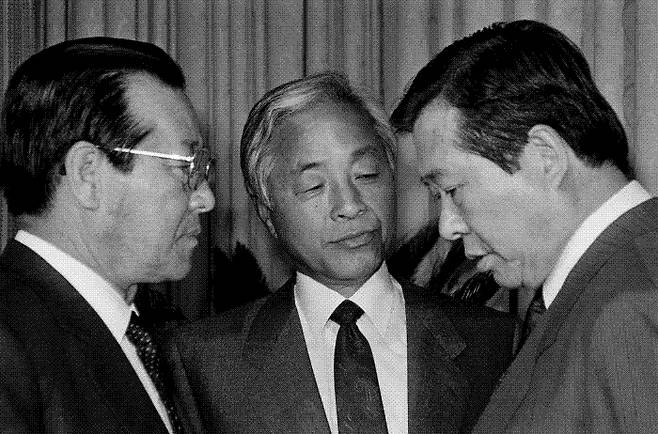 김종필 전 국무총리가 23일 오전 8시 15분 별세했다. 향년 92세. 사진은 1988년 서울 수유리 아카데미하우스에서 만난 3김. 왼쪽부터 당시 김종필 공화당 총재, 김영삼 민주당 총재, 김대중 평민당 총재.   연합뉴스