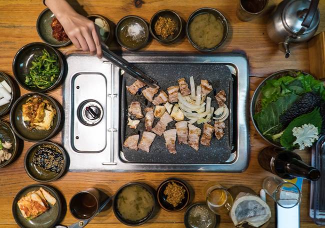 술의 화기가 강한 편이다. 기름진 중국음식에 두루 어울린다. 나는 삼겹살에 곁들어 먹었다. 나쁘지 않았다. /사진=게티이미지뱅크