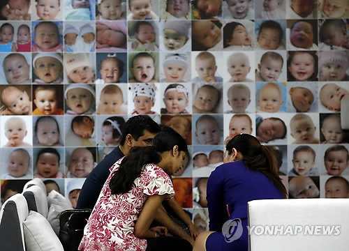 태국 불임 클리닉서 상담하는 외국인 난임 부부[epa=연합뉴스 자료사진]