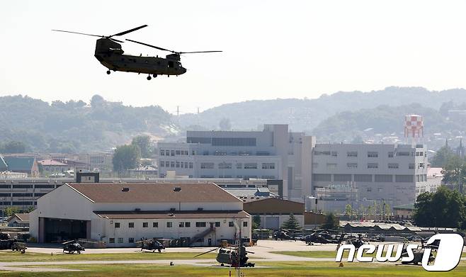 지난 21일 경기도 평택시 미8군사령부 캠프험프리스에서 미군 블랙호크 헬기가 이륙하고 있는 모습. © News1 이재명 기자