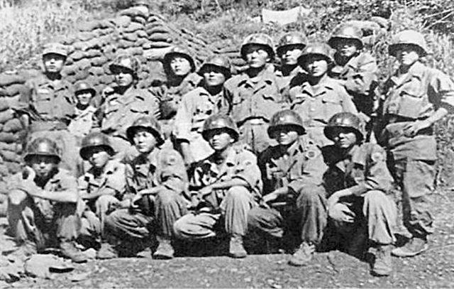 6ㆍ25 전쟁 초기인 1950년 8월 경북 안강지구 전투에 투입된 소년병들의 모습. 육군 제공