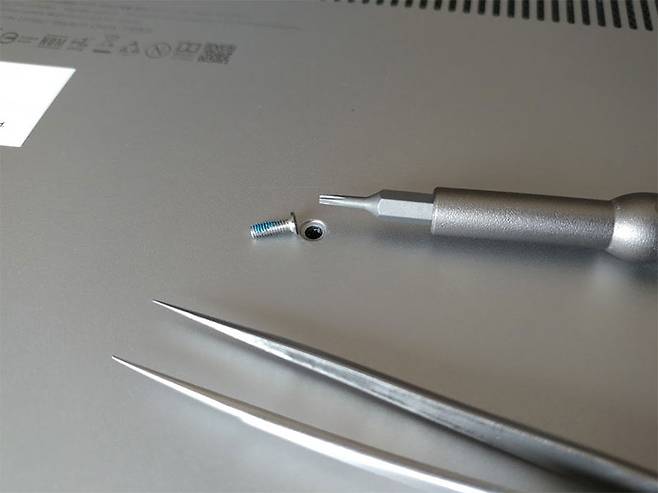 노트북을 분해해 메모리나 저장장치 등을 바꾸는 것은 이제 그리 어려운 일이 아니다