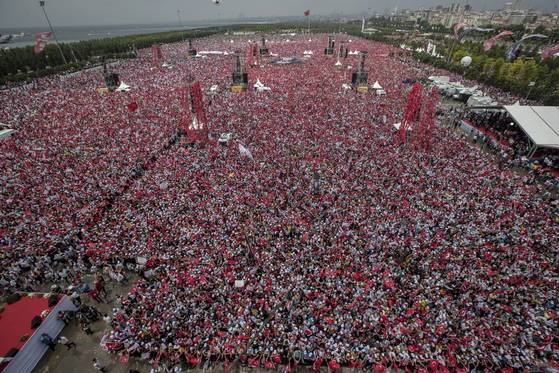 24일 대선을 앞두고 제1야당 후보인 무하렘 인제 후보를 지지하는 집회가 열렸다.[EPA=연합뉴스]