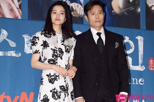 배우 김태리, 이병헌이 26일 오후 서울 강남구 논현동 파티오나인에서 열린 tvN 드라마 ‘미스터 션샤인’ 제작발표회에 참석해 포즈를 취하고 있다.