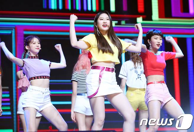 걸그룹 모모랜드 태하(가운데)가 26일 오후 서울 용산구 블루스퀘어에서 열린 4집 미니 앨범 '펀 투 더 월드(Fun to the world)' 쇼케이스에 참석해 신곡을 선보이고 있다. 이번 앨범에는 타이틀곡 '배엠(BAAM)'을 비롯해 ‘베리베리’ ‘빙고게임’ ‘온리 원 유(Only one you)’ 등이 수록돼 있다. 2018.6.26./뉴스1 © News1 권현진 기자