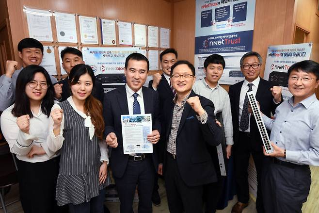 NNSP는 ICS 분야에서 쌓은 사이트 구축 경험과 망 분리 기술을 토대로 다양한 비즈니스 모델을 개발해 글로벌 크로스도메인 보안 솔루션 분야에서 선두기업으로 나설 계획이다. 김일용 대표(왼쪽 세 번째)와 직원들이 해외 시장에서 선전을 다짐하고 있다.