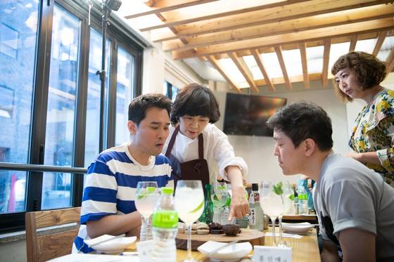 육경희 대표가 에드워드 권(왼쪽) 셰프에게 소순대에 대해 설명하고 있다. [사진 희스토리푸드]